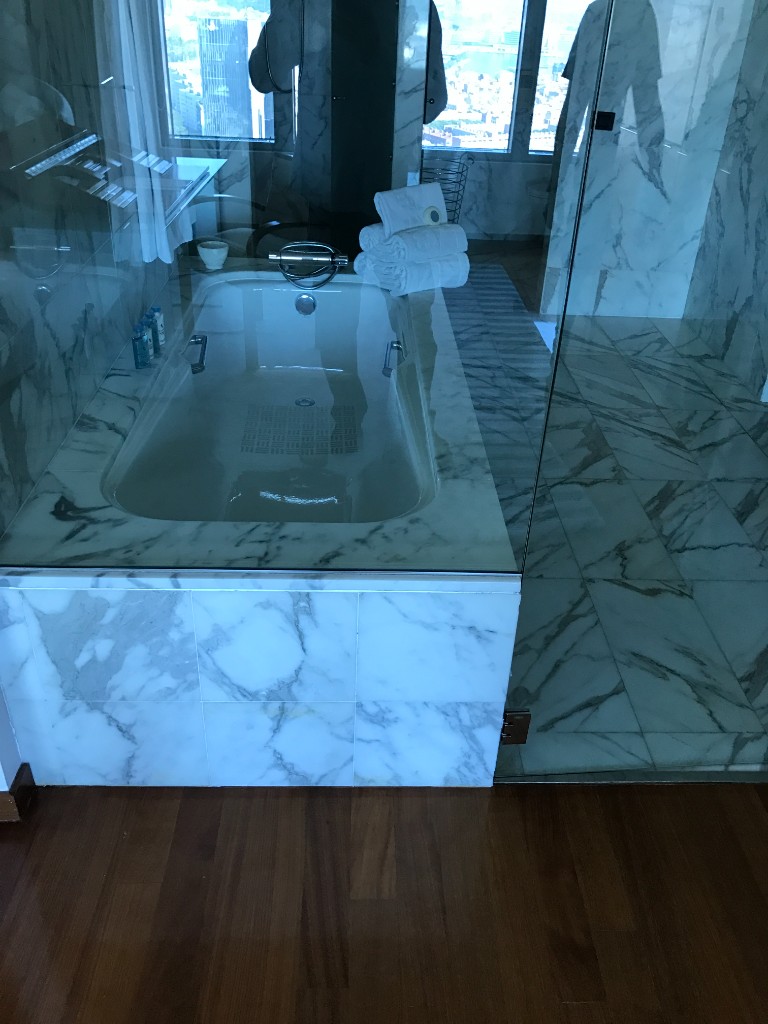 Baño de lujo con mármol y ducha de hidromasaje, reforma Hotel Arts Barcelona