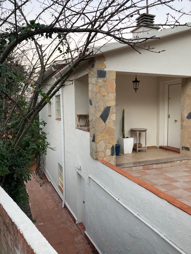 Contexto urbanización y entorno de la vivienda reformada en La Floresta, Sant Cugat