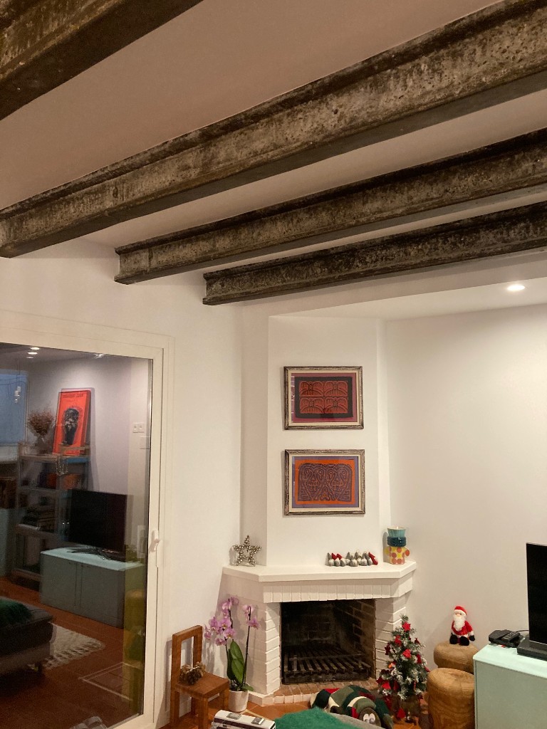 Detalle de carpintería de ventanas con rejas de seguridad y acabado monocapa, La Floresta