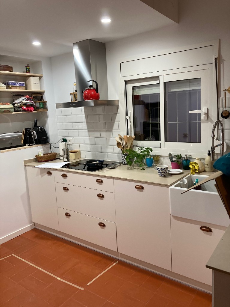 Cocina reformada con frente tipo metro fregadero cerámico campana inox y suelo terracota, La Floresta