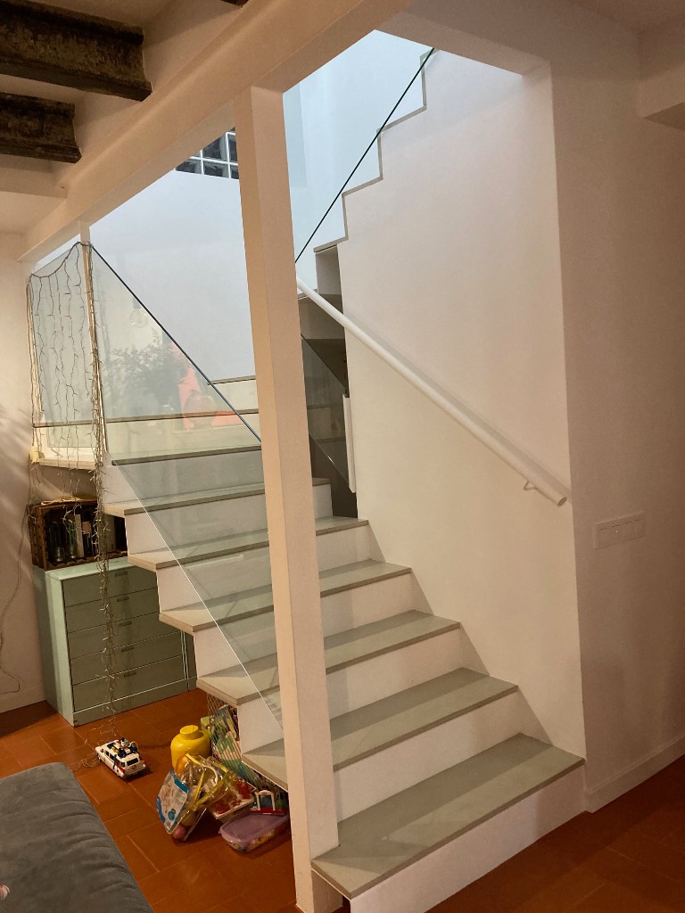 Habitación con techo inclinado paneles acústicos ventana PVC y lámpara papel, buhardilla La Floresta