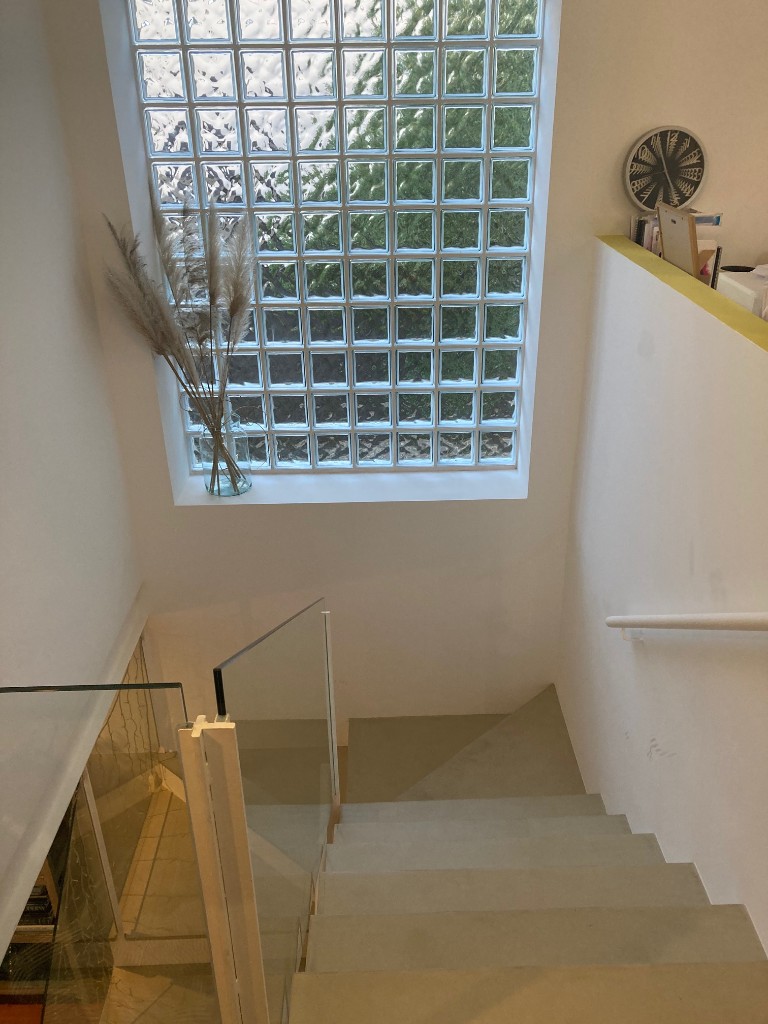 Salón con chimenea de ladrillo blanco vigas metálicas vistas y decoración, interiorismo La Floresta