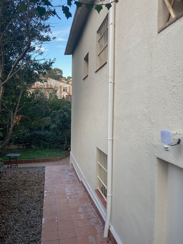 Escalera a doble altura con cerramiento de vidrio y luz natural, reforma vivienda La Floresta