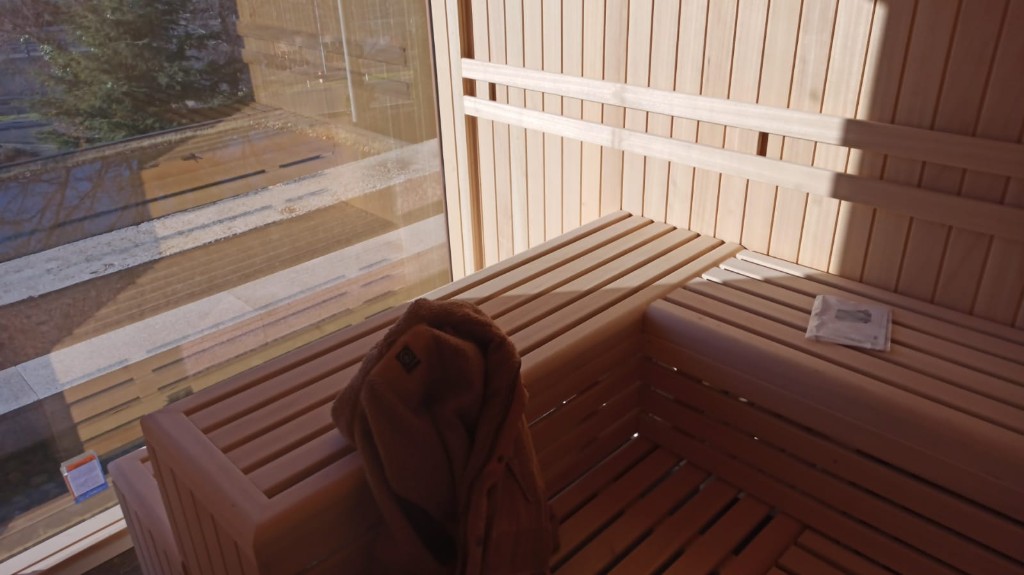 Suite de hotel con salón luminoso y zona de estar, interiorismo Hotel Arts Barcelona