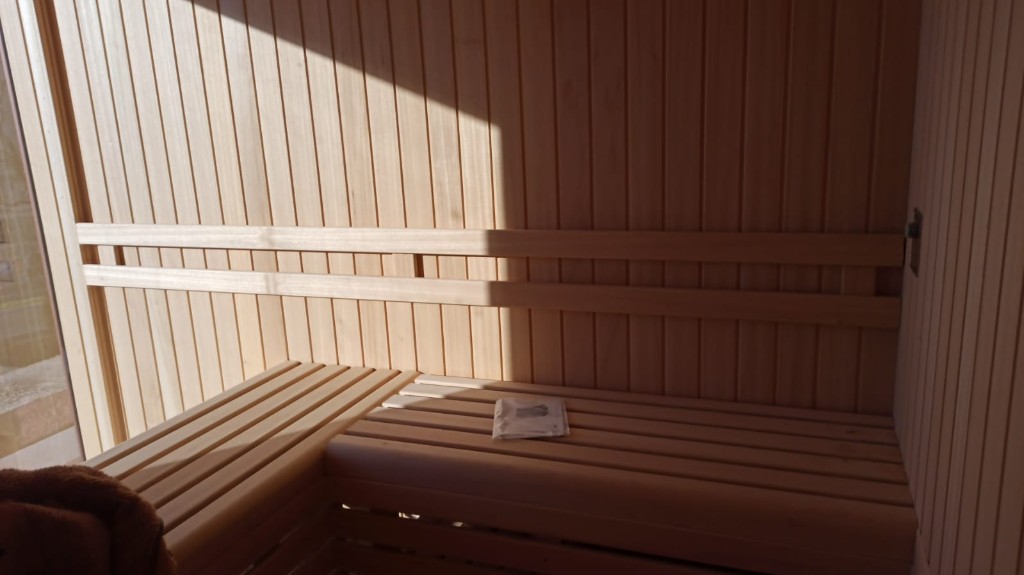 Reforma de baño de lujo en Hotel Arts Barcelona, mármol blanco y grifería cromada