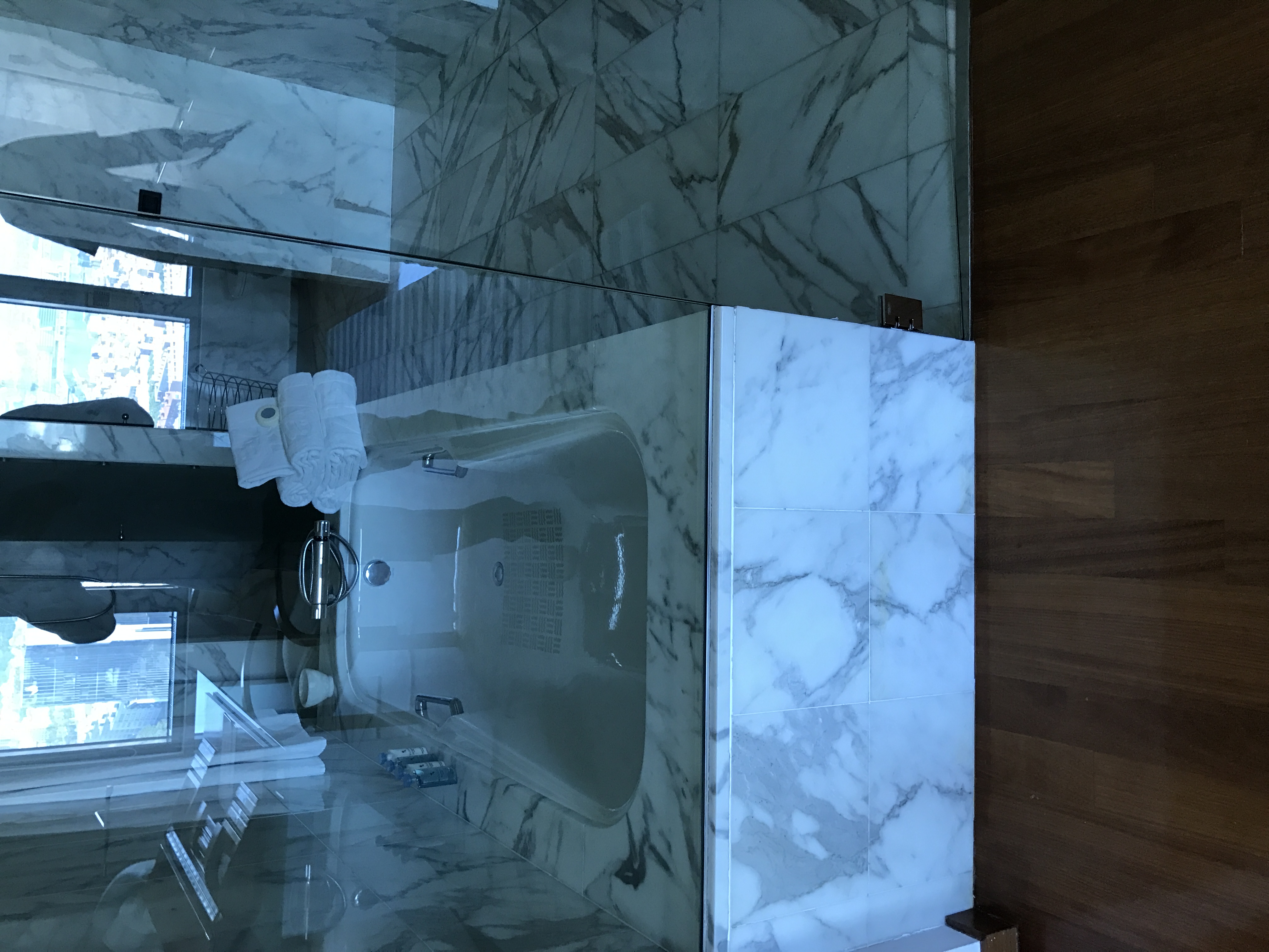 Baño de lujo con mármol y ducha de hidromasaje, reforma Hotel Arts Barcelona